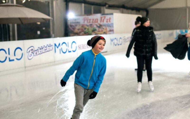 Zimowa frajda dla całych rodzin, czyli ślizgawki w Osieku