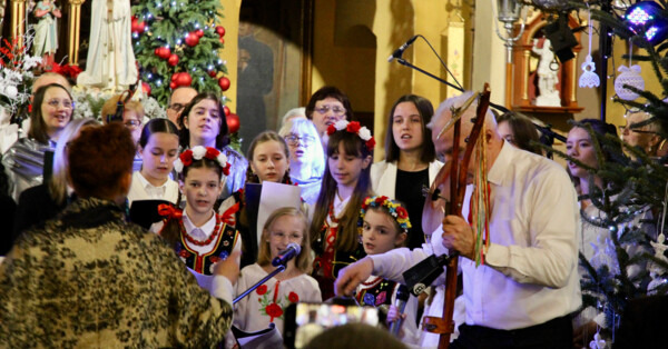 Skaldowie i przyjaciele wypełnili kościół kolędą - FOTO