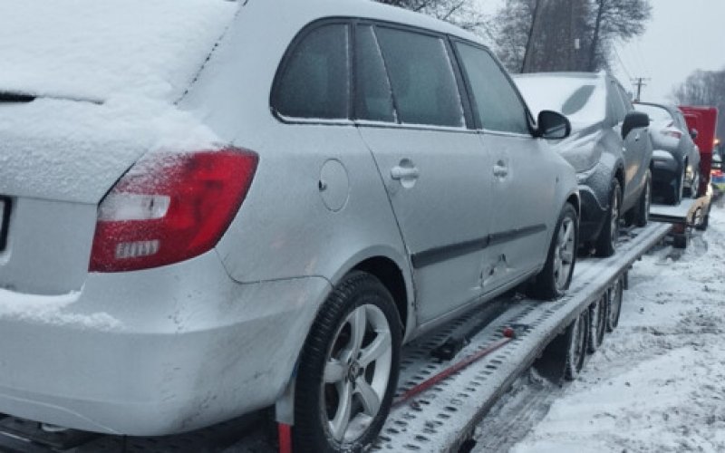 Laweta wpadła na audi. W sumie 16 kolizji