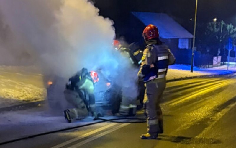 Ogień pod maską. Policjanci i kierowcy w akcji