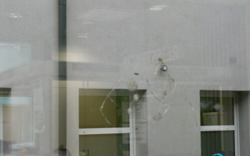 Pacjent młotkiem rozbił szyby w szpitalu - FOTO