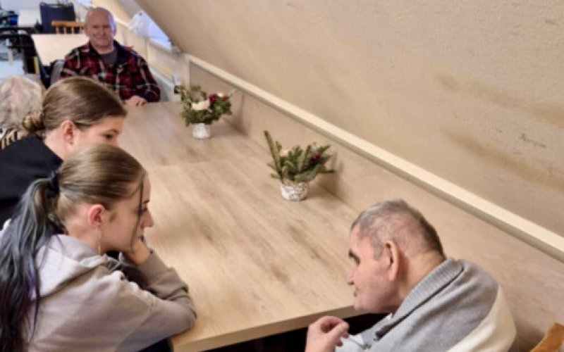 Uczniowie z Zatora dali seniorom to, co najcenniejsze - czas