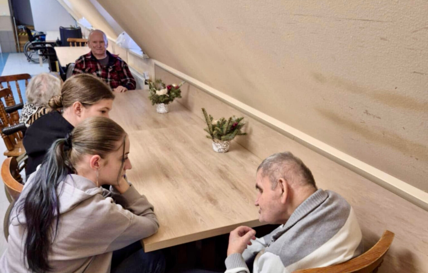 Uczniowie z Zatora dali seniorom to, co najcenniejsze - czas