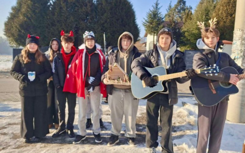 Śpiewali kolędy dla Małgosi, mieszkańcy nie zawiedli - FOTO