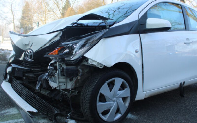 Zderzyły się dwie toyoty. Jedna osoba w szpitalu - FOTO