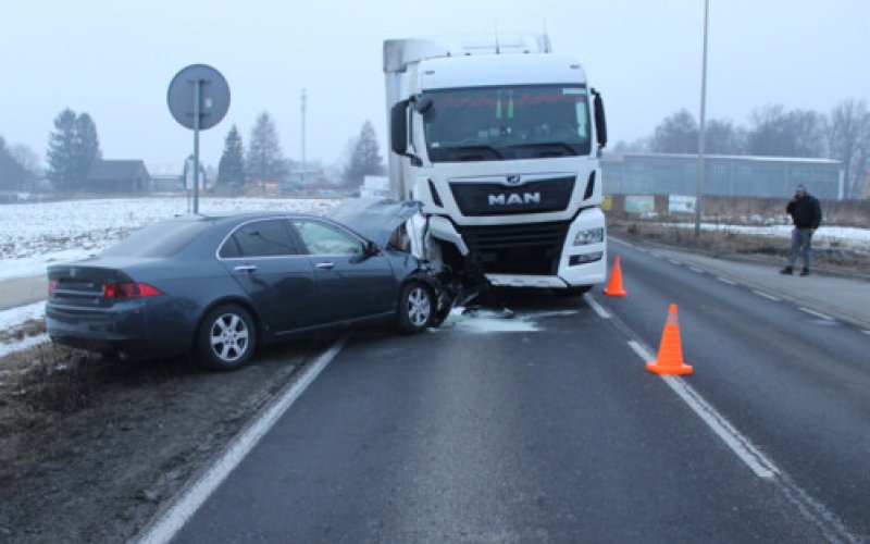 Zmęczony kierowca zjechał na czołówkę z ciężarówką