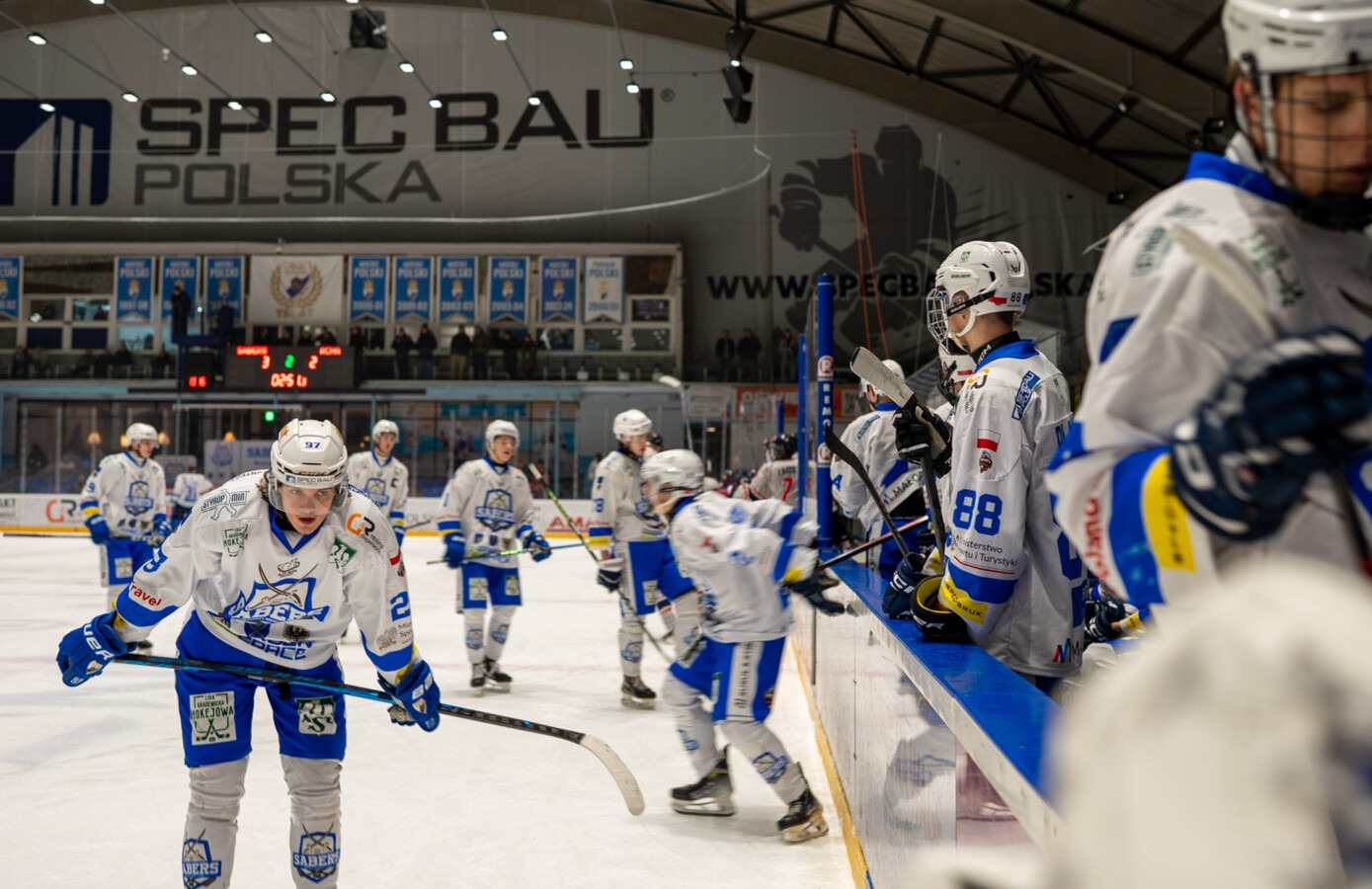 Dwa różne mecze lidera na „Jantorze”