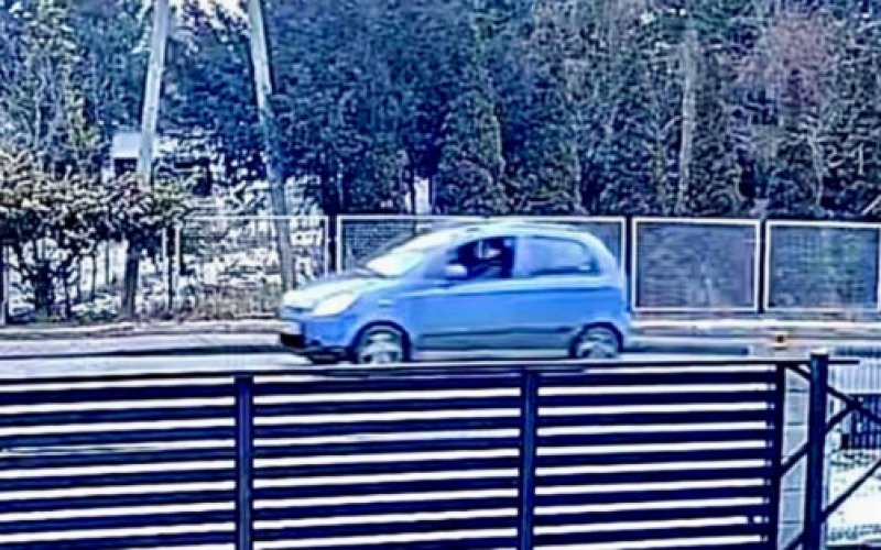 Niebieskie auto, ulotki i dzieci. Policja szuka tej pary