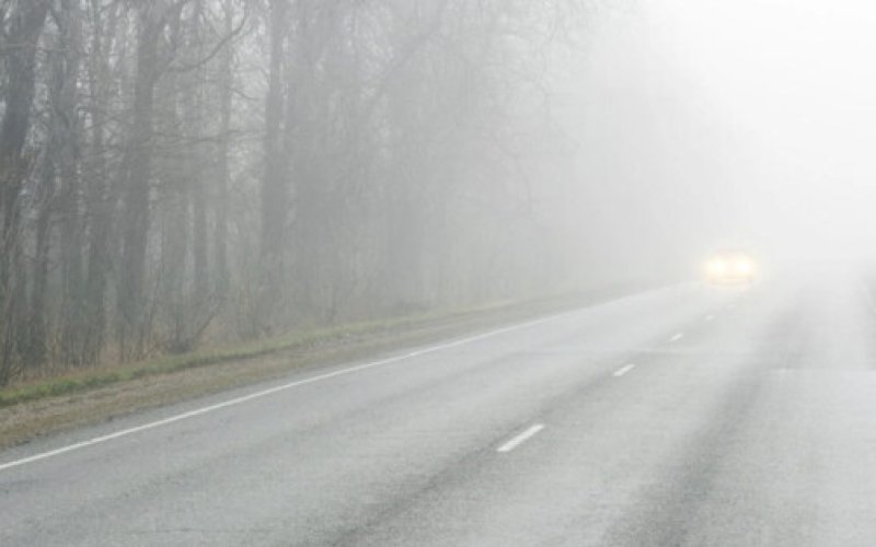 IMGW ostrzega. W nocy trudne warunki na drogach