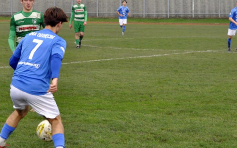 Na zero z tyłu. Zwycięskie sparingi biało-niebieskich