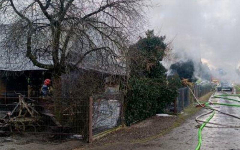 Z pożarem drewnianego domu walczyło ponad 20 strażaków - FOTO