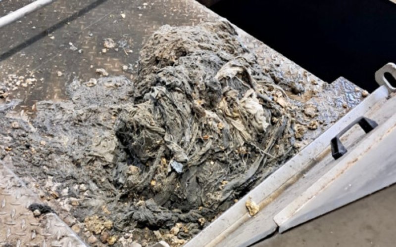 Odpady zatkały pompy. Awaria przepompowni w Oświęcimiu - FOTO