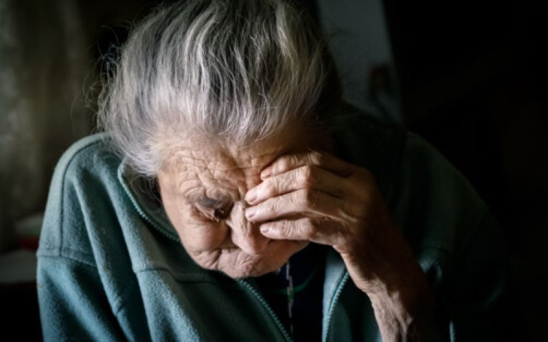 Seniorka w samej koszuli i pantoflach wyszła z bloku