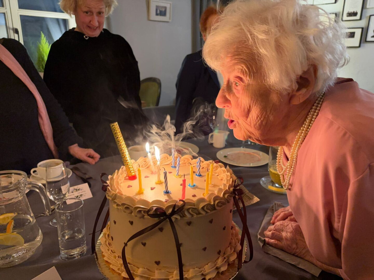 Setne urodziny pani Marii z Kęt. Rodzina przyjechała z daleka - FOTO