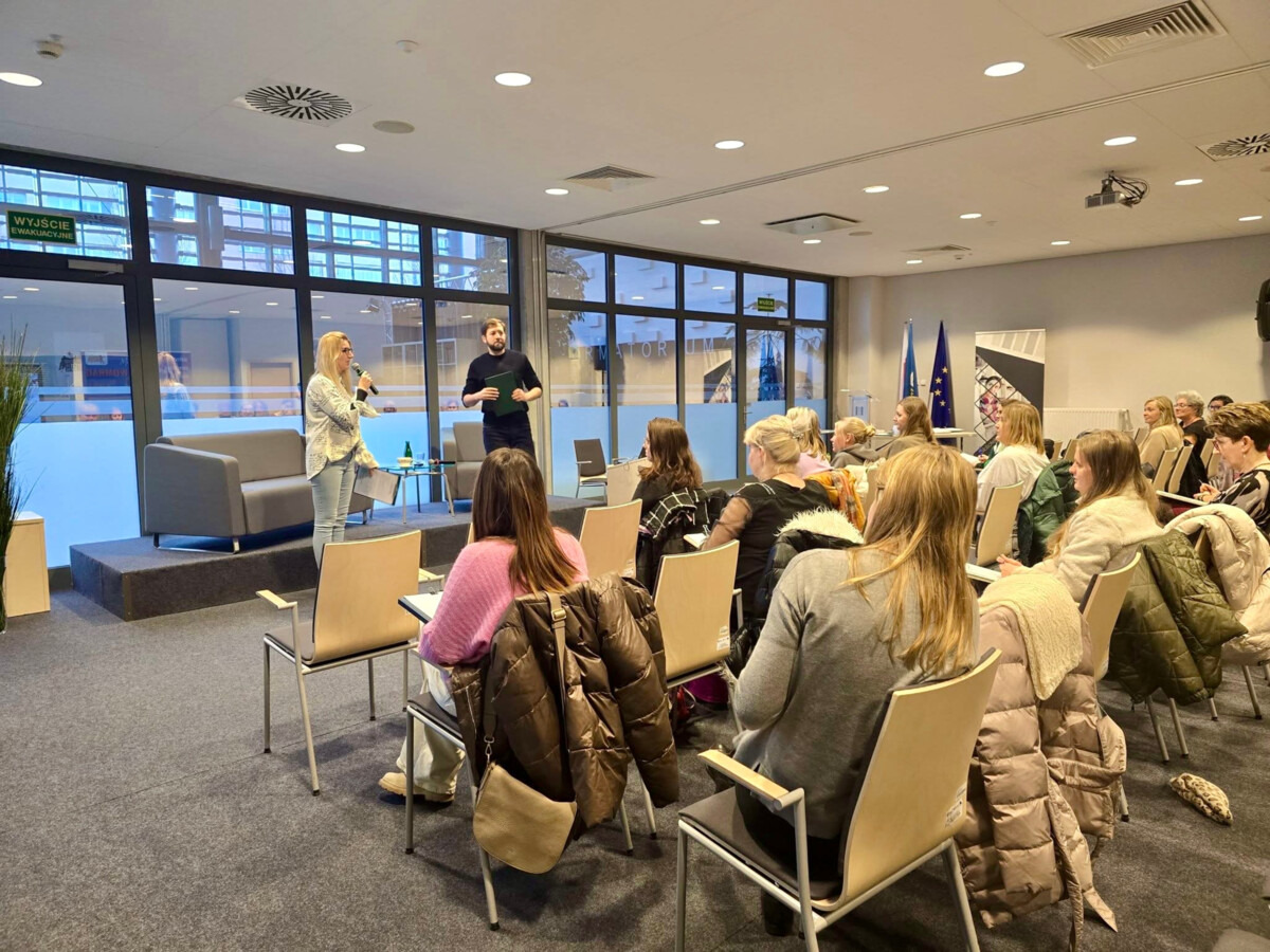 Mira Wabik wygrała dyktando w Galerii Książki - FILM, FOTO