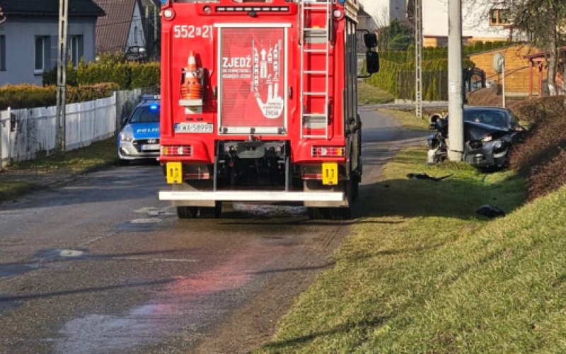 Stara Droga zablokowana po uderzeniu w słup