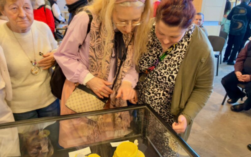 Filiżanki z duszą w OCK. Wzruszający wernisaż ŚDS - FILM, FOTO