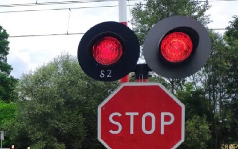 Wjechała pod rogatki. Szlaban uderzył w auto