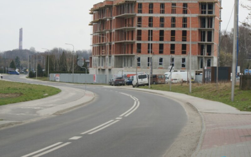 Brak koszy na śmieci na ulicy Krasińskiego w Oświęcimiu wymuszają przepisy