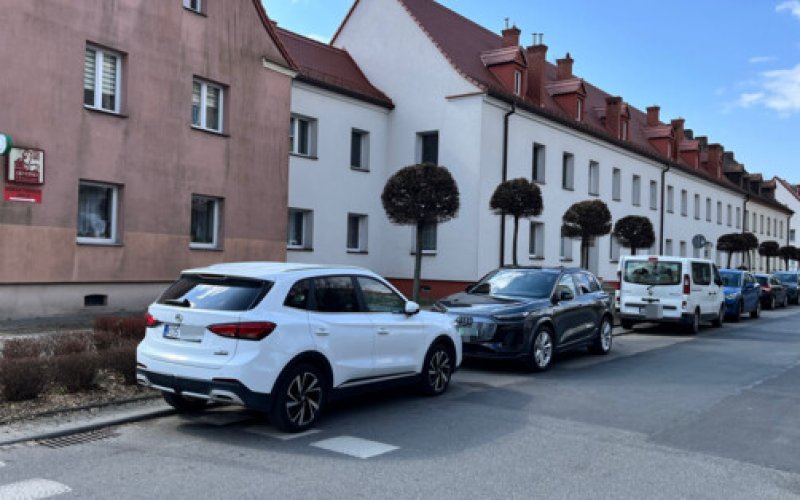 Nagminnie ignorują zakaz zatrzymywania, parkują tuż przy przejściu dla pieszych - FOTO