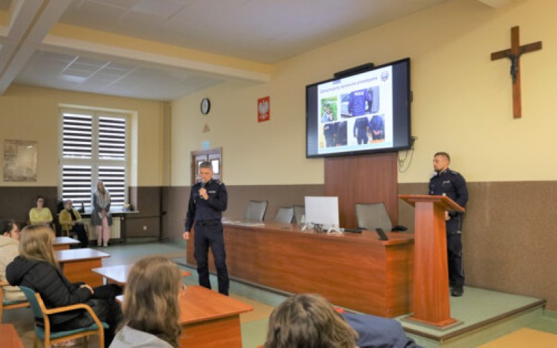 Maturzyści poznali kulisy pracy w policji - FOTO
