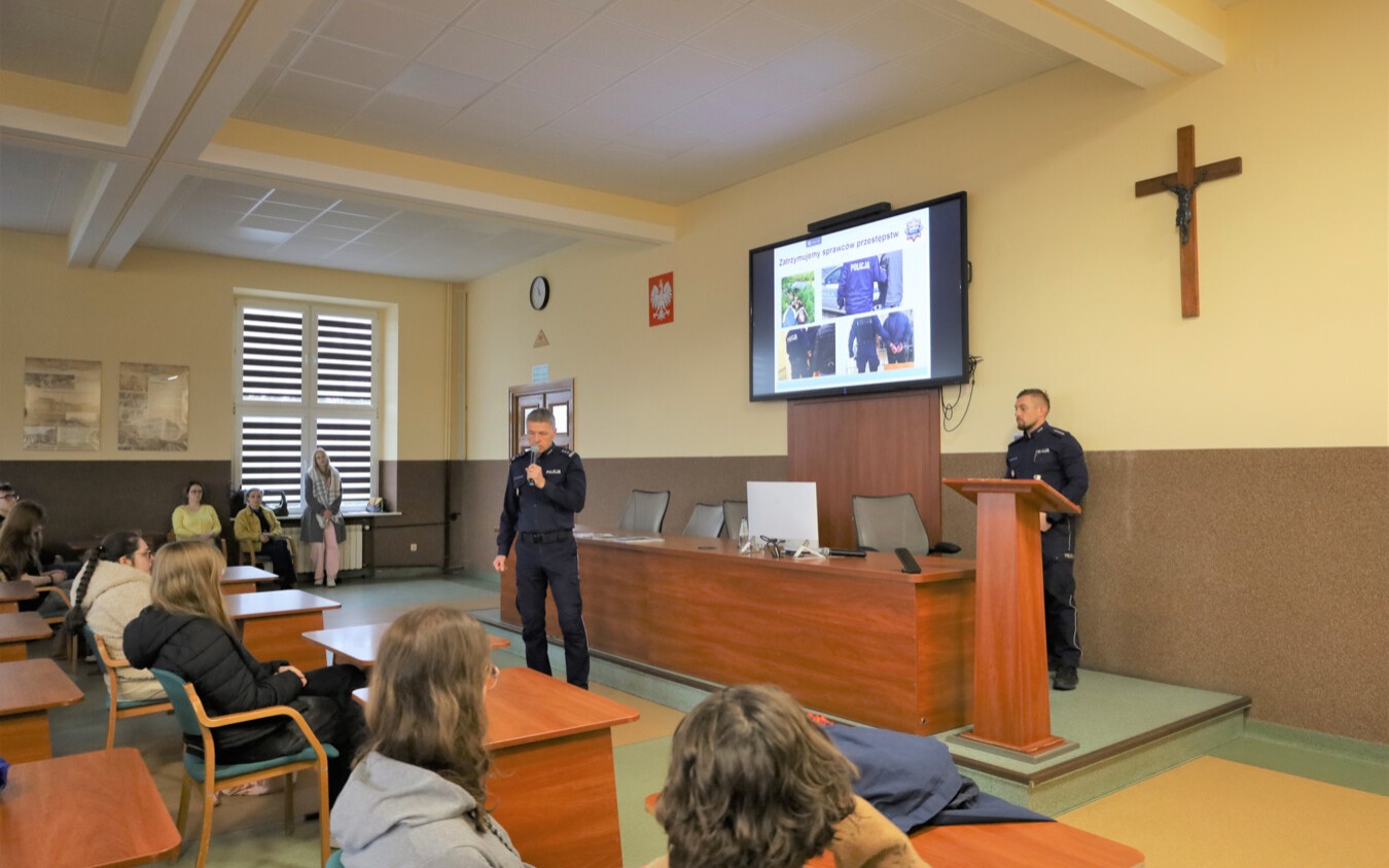 Maturzyści poznali kulisy pracy w policji - FOTO