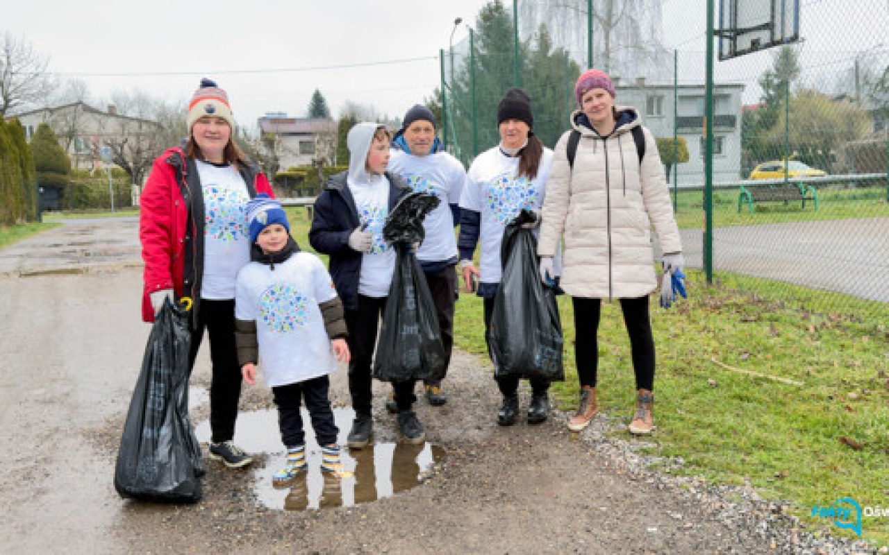 W Zaborzu znaleźli między innymi telewizor, fotele i ... jedzenie - FILM, FOTO