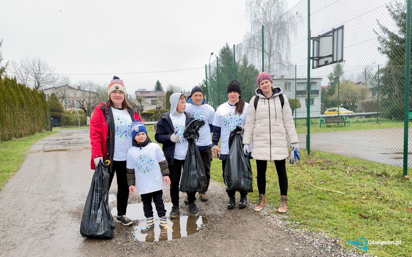 W Zaborzu znaleźli między innymi telewizor, fotele i ... jedzenie - FILM, FOTO