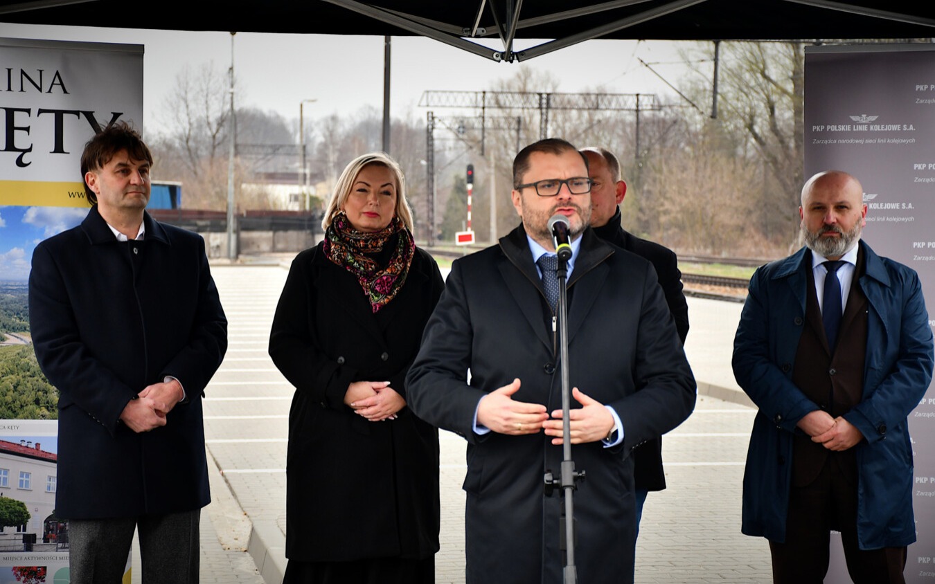 84 miejsca przy stacji. Ruszył Park & Ride w Kętach