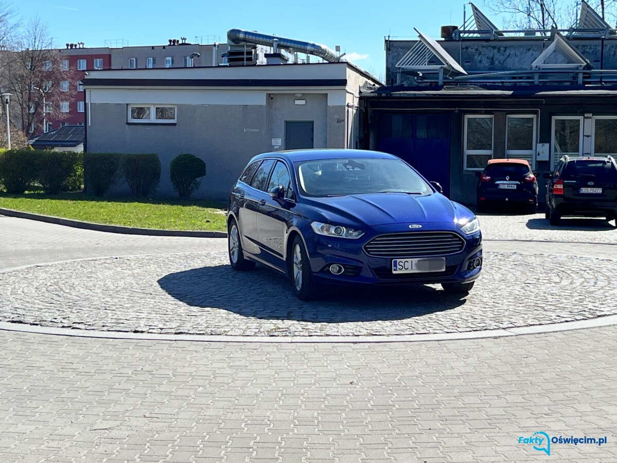 Parkowanie na środku ronda, czyli jaja niewielkanocne - FOTO