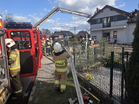 Ogień objął poddasze budynku. Trwa akcja gaśnicza - FOTO