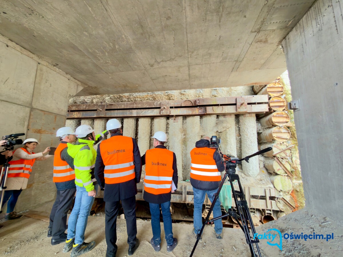 Ruszyło przeciskanie tunelu pod torami w Oświęcimiu - FILM, FOTO