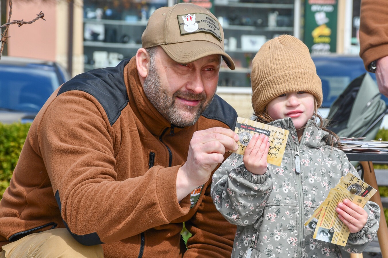 Guziki pamięci na kęckim rynku - FOTO