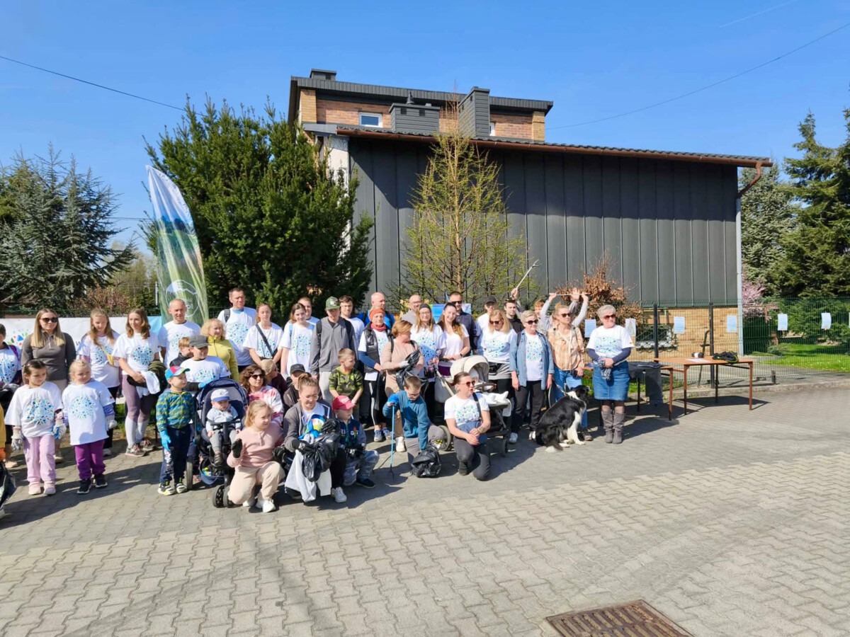 51 osób sprzątało Babice - FOTO