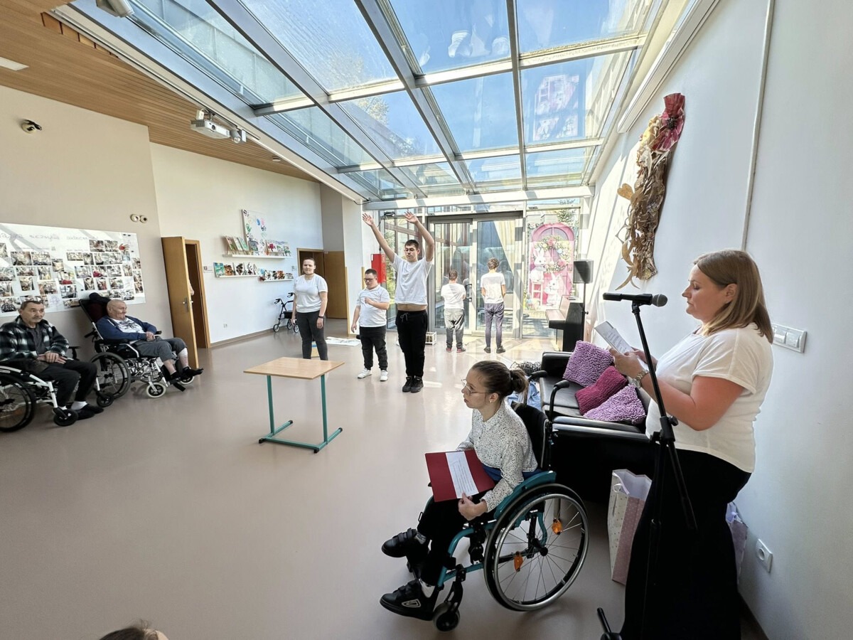 Młodzież podarowała pacjentom czas i serce - FOTO