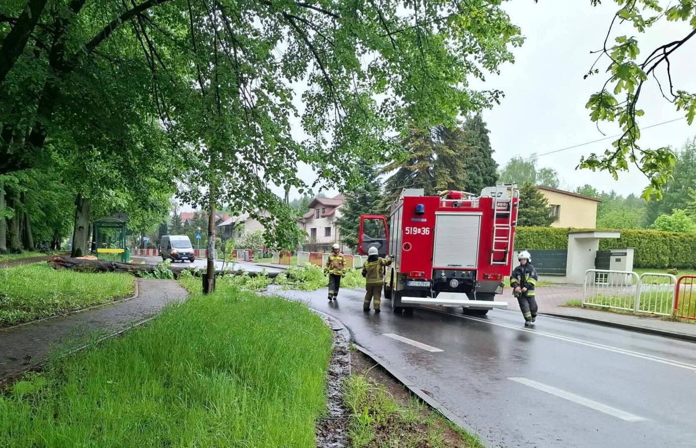 Drzewo blokuje ulicę Żeromskiego w Kętach