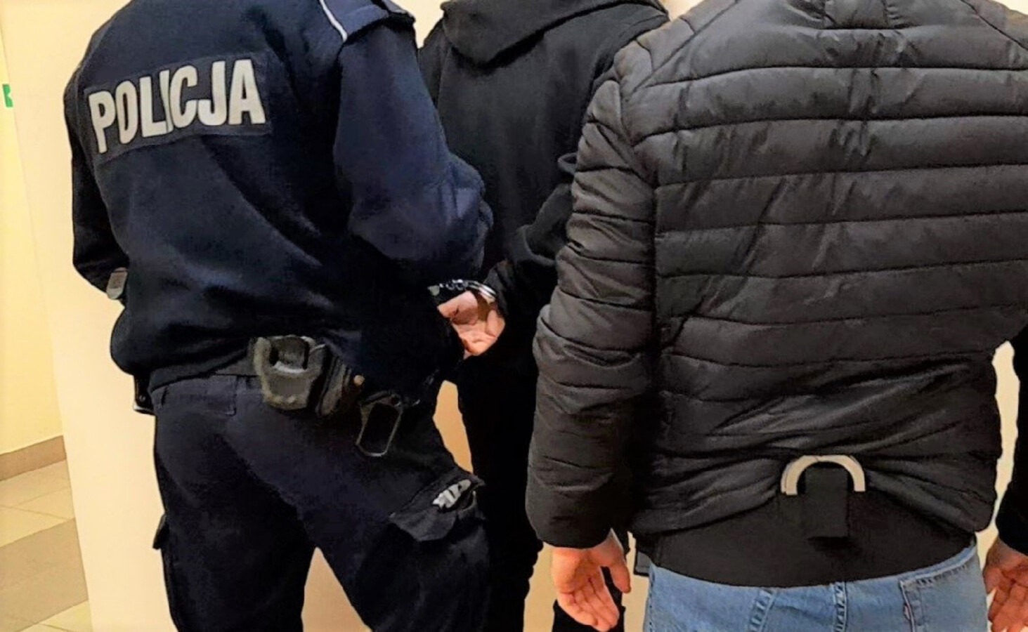Zabrali mu pieniądze i samochód, bo zniszczył auta na parkingu