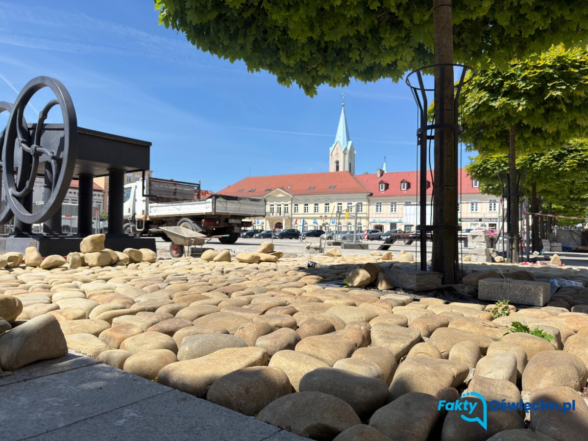 Prace na Rynku Głównym przedłużone o miesiąc - FOTO