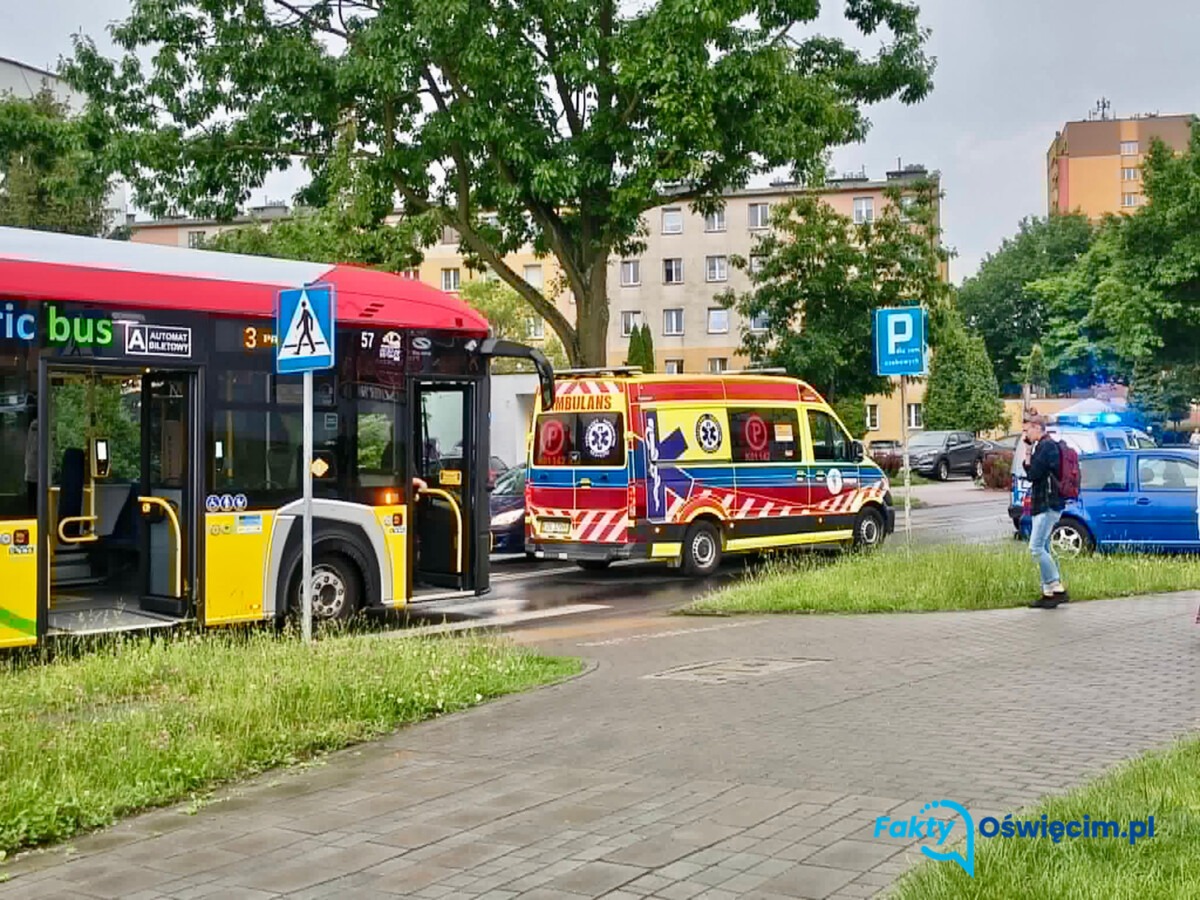 Kierowca autobusu potrącił 17-latka na pasach - FOTO