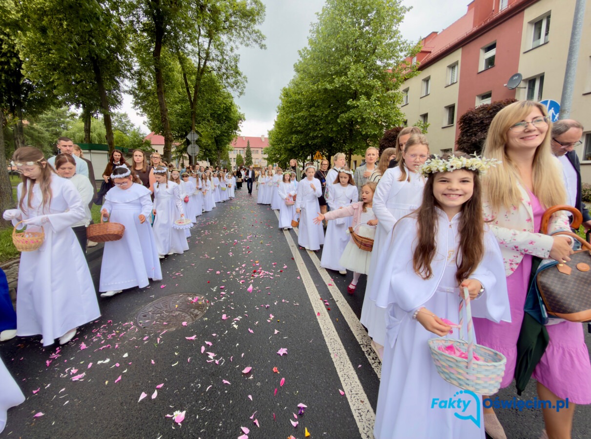 Najświętszy Sakrament na ulicach miast i wsi - FILM, FOTO