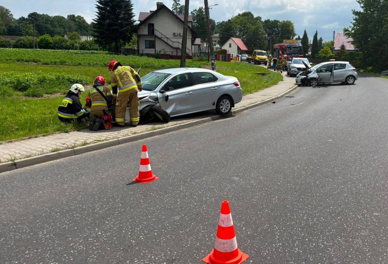 Zderzenie dwóch aut na Wadowickiej. Droga w Porębie Wielkiej zablokowana