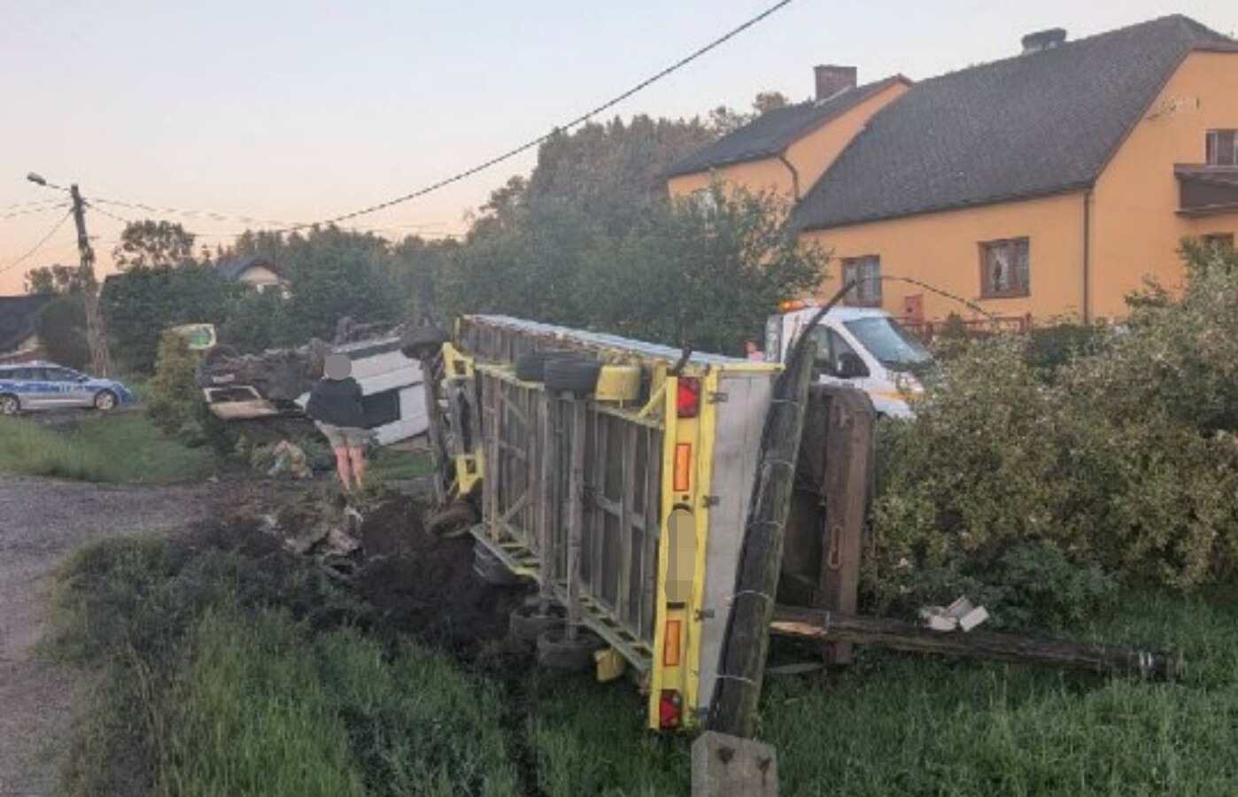 Jechał za szybko i dachował busem z przyczepą