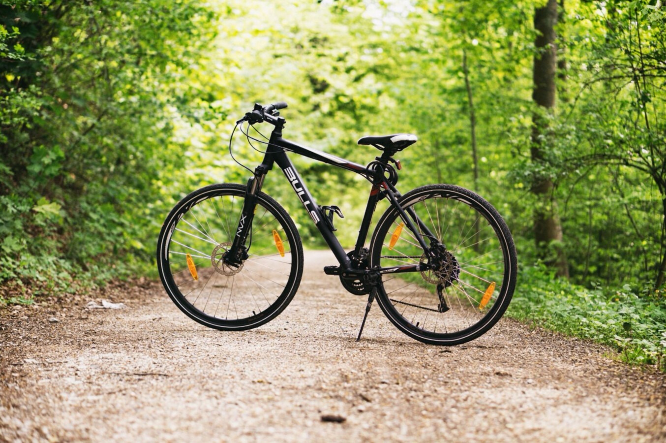 Pijany rowerzysta wjechał w pole uprawne. Jego stan jest poważny