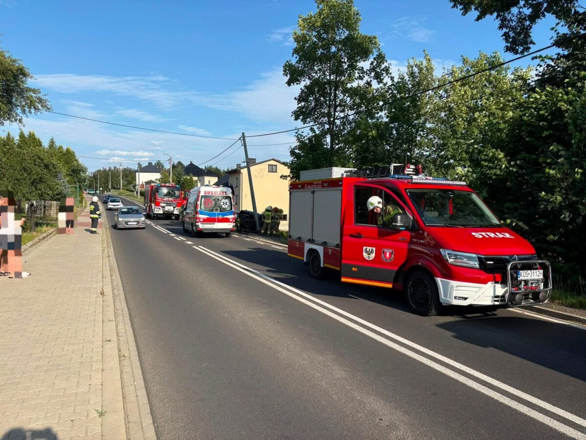 Samochód uderzył w słup w Osieku. Są utrudnienia