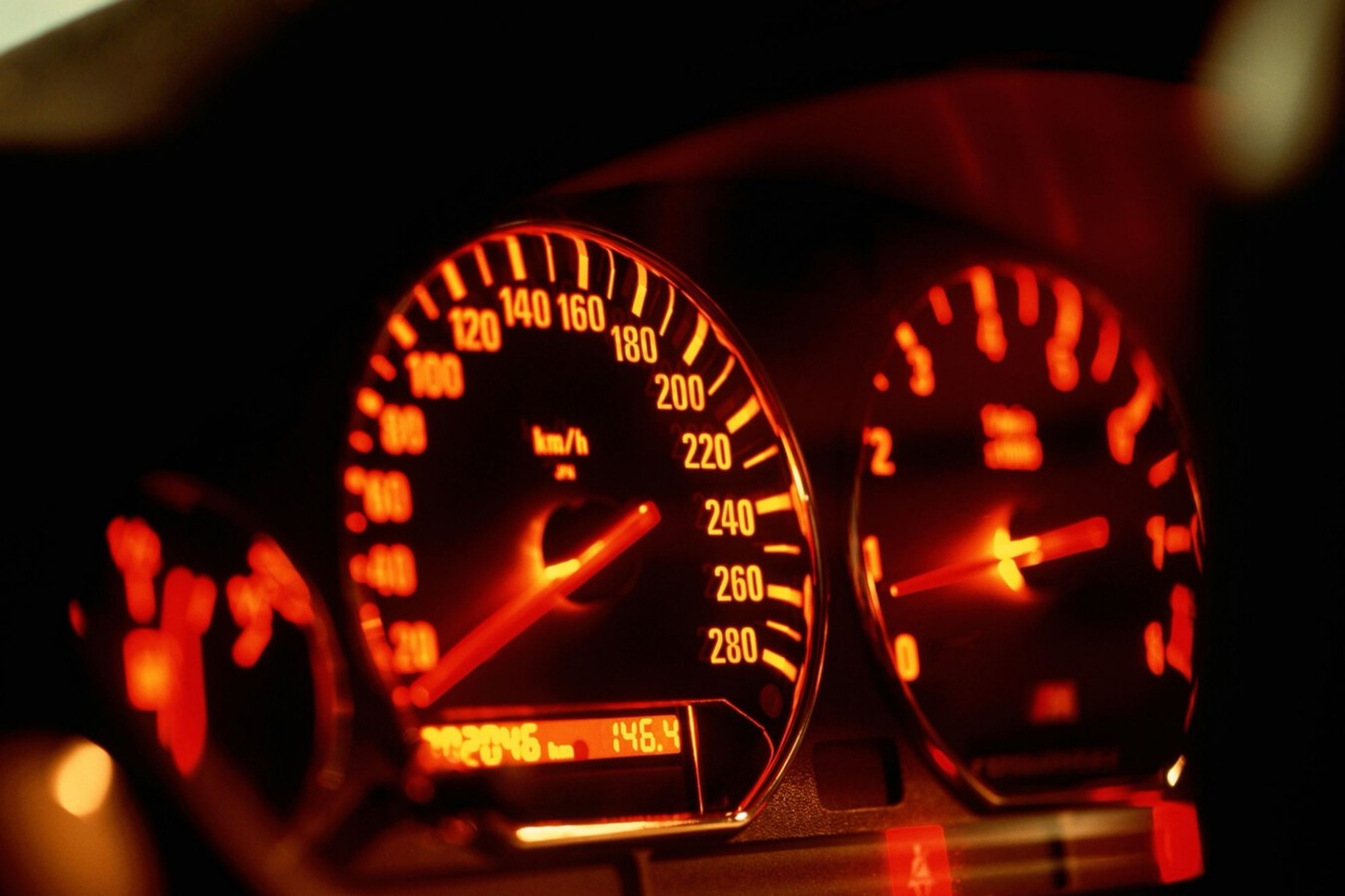 Przez wieś pędził prawie 140 km na godz. Stracił prawo jazdy