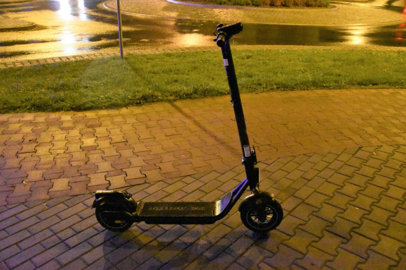 Nocą po pijanemu jechał sobie hulajnogą po drodze krajowej
