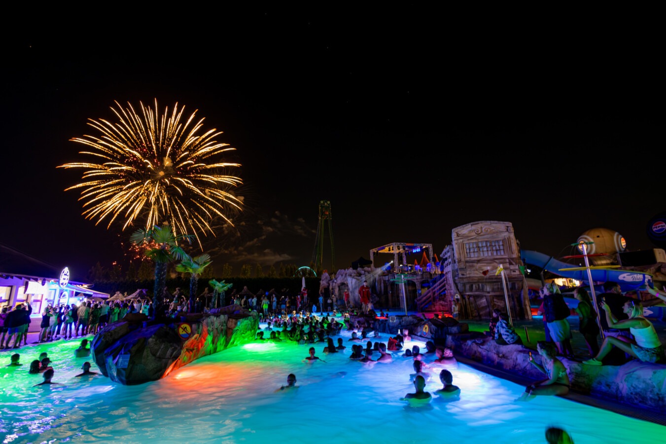 Rollercoastery po zmroku i Beach Party - FOTO