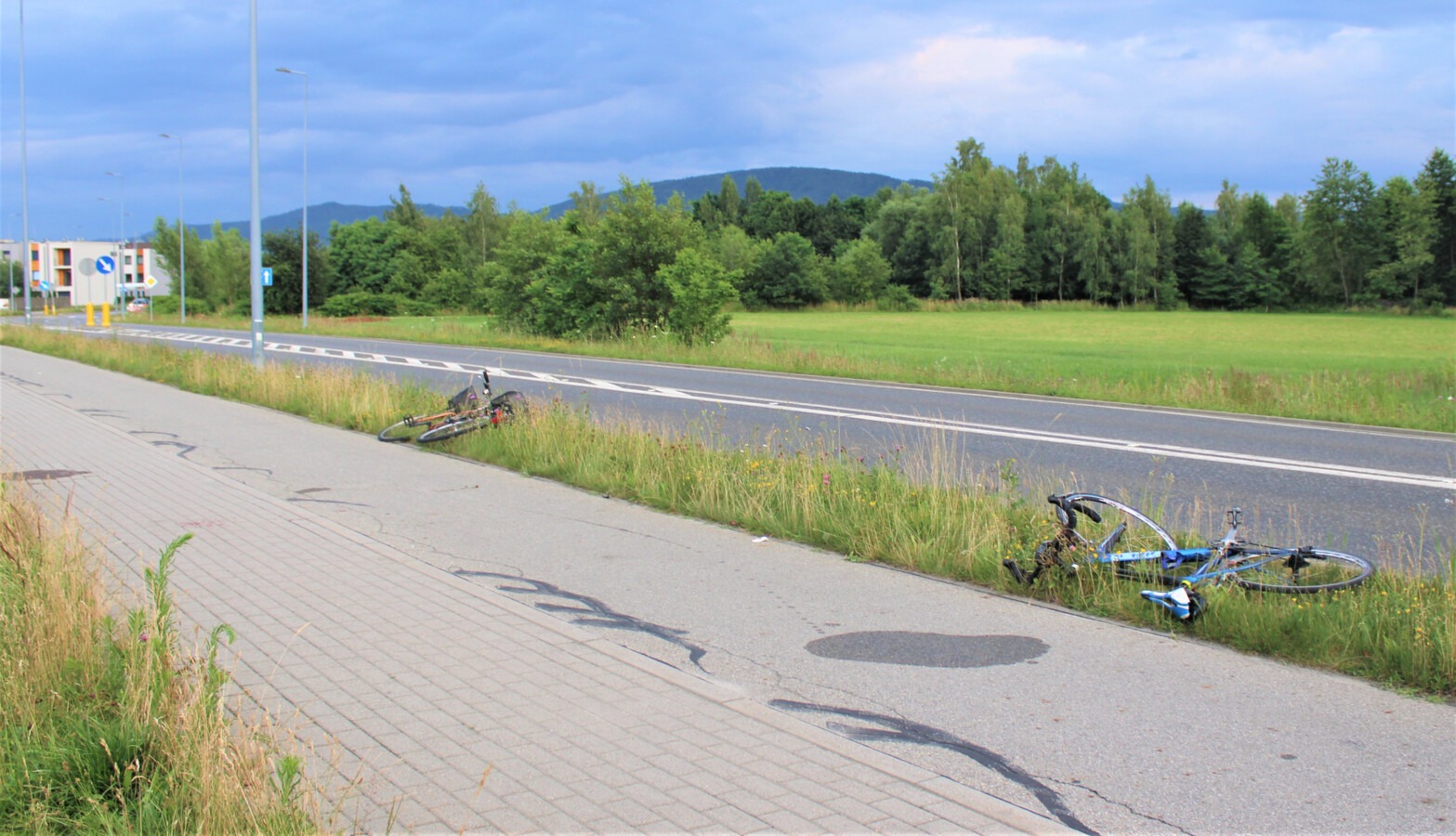 Wyprzedzał rowerzystkę. Oboje upadli