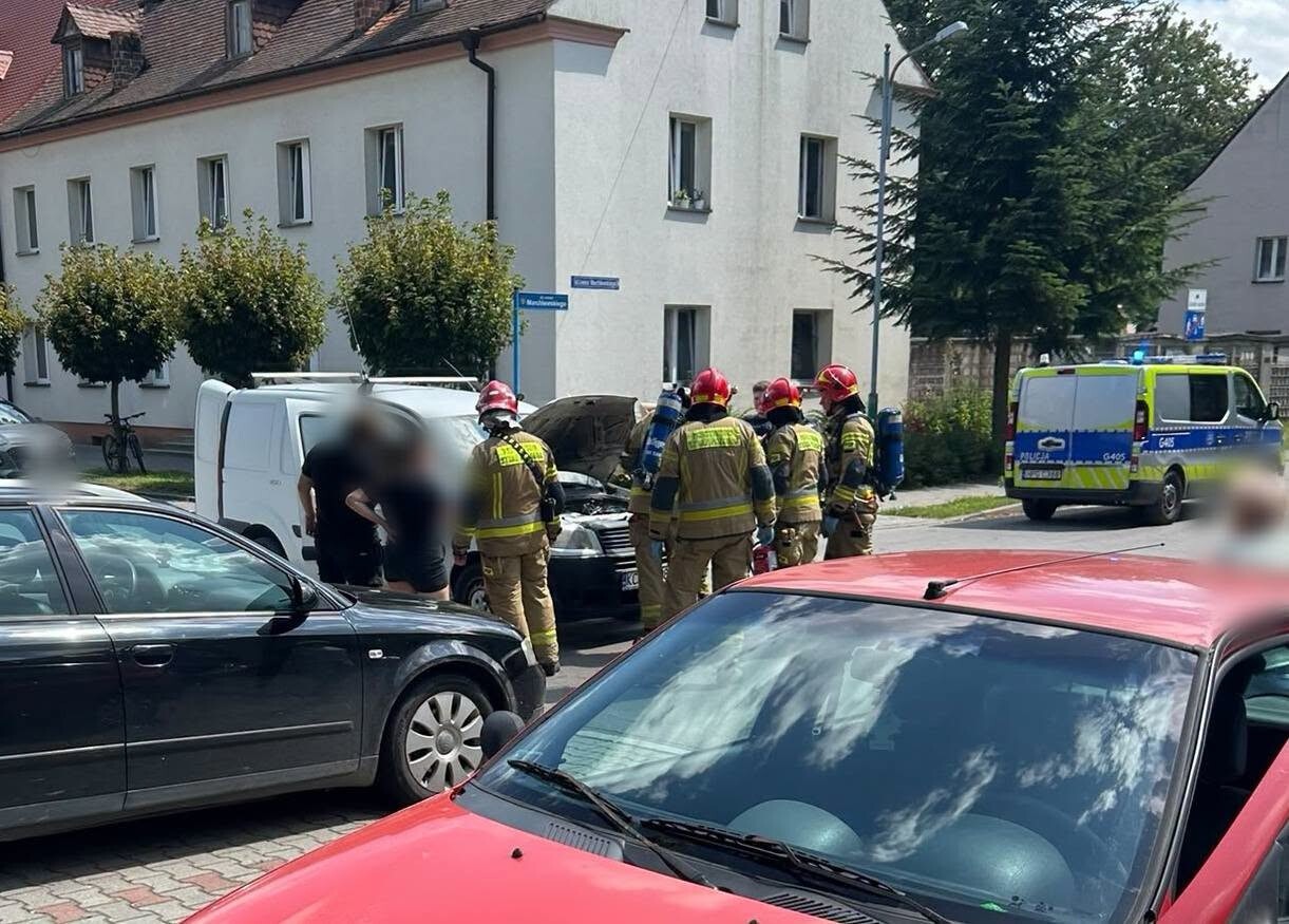 Zapaliła się komora silnika. Strażacy szybko ugasili pożar