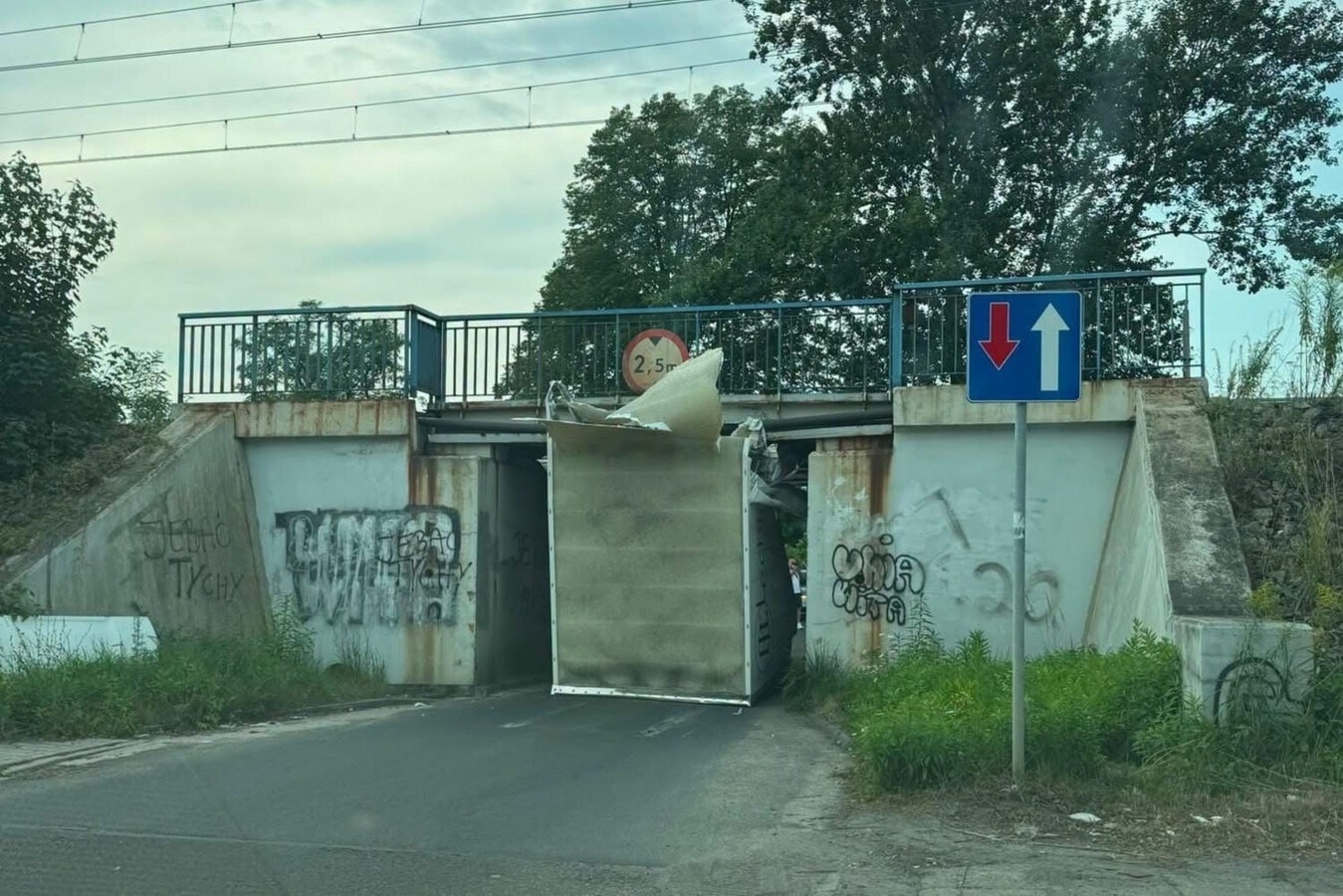 Nie zmieścił się pod wiaduktem. Droga zablokowana